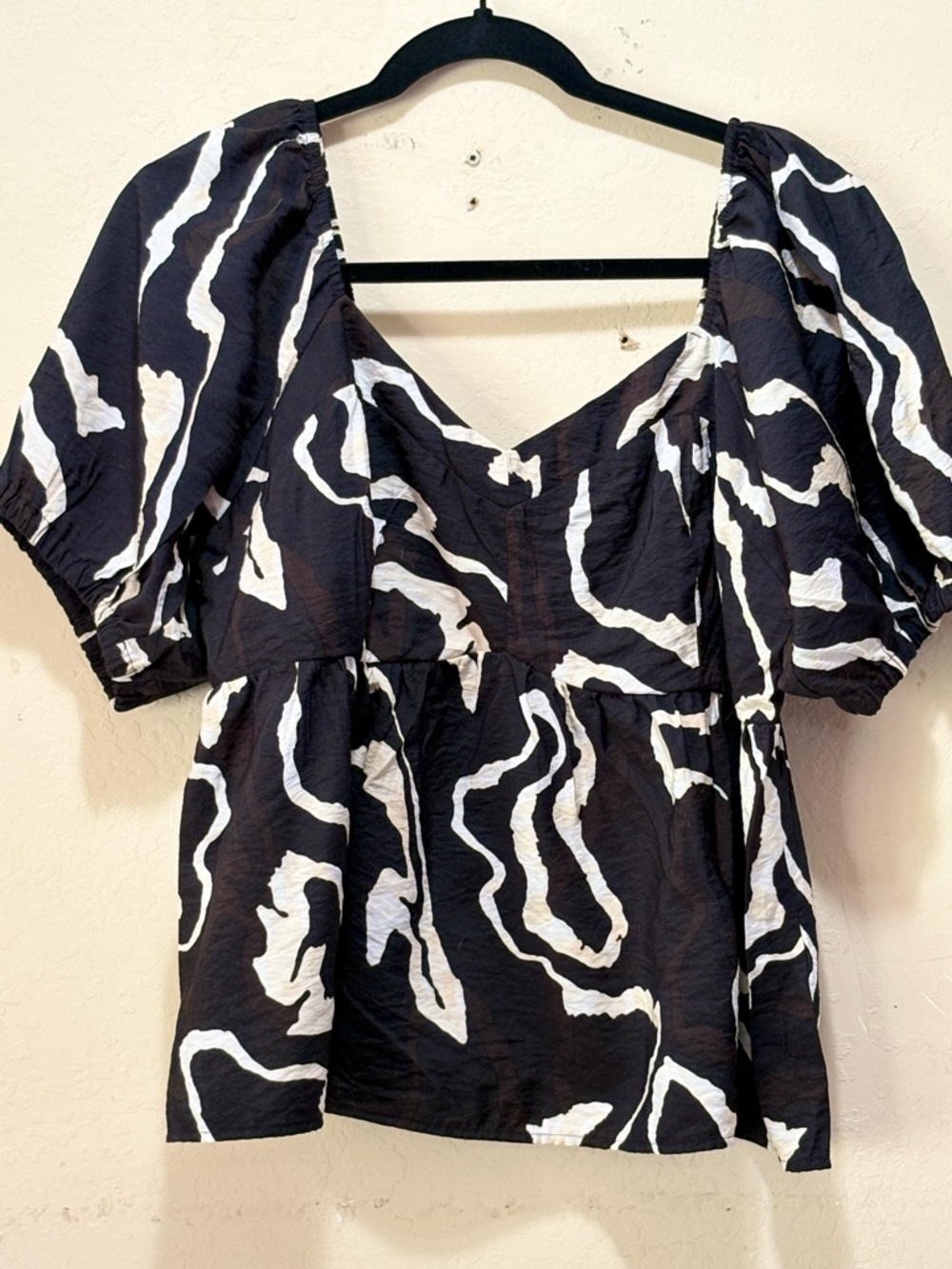 Nine West Black and White Abstract Puff-Sleeve Peplum Top